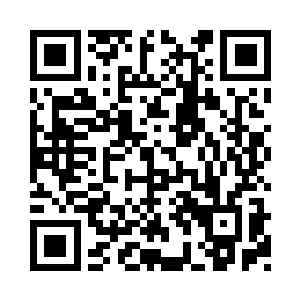 她静静地坐在会议室主席台上最中间的位置二维码生成