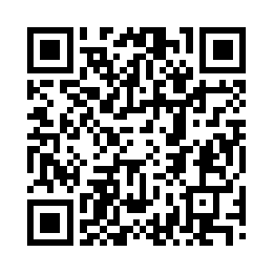 好似调戏姑娘似地用手指挑起角木蛟的下巴二维码生成