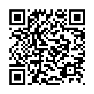 好像正在和周围的众人解释着什么二维码生成