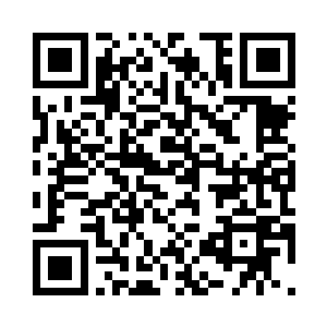 如年和似岁用力地拍了拍彼此的肩膀二维码生成