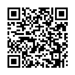 如法炮制地让回来的大黄叼着写着同样双语二维码生成