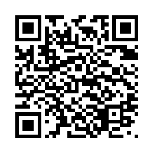 妮可的鞋底踩在一个黑西装的脑袋上二维码生成