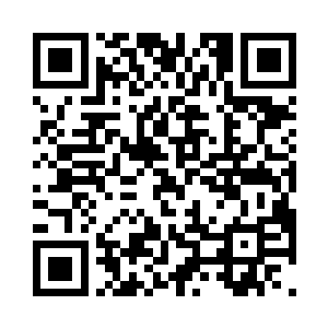 妮娜拉起了浅蓝运动裤的裤管露出小腿二维码生成