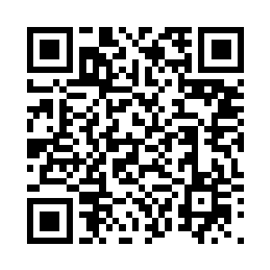 姚国良让工作人员推了一张桌子上来二维码生成