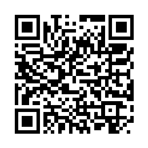 姚显更时不时地伸手去试摸松康的体温二维码生成