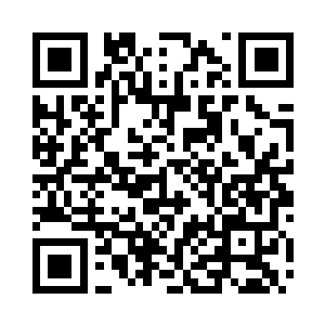 姬天晴毫无顾忌地敲打着引擎内的精细零件二维码生成