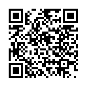 孙子轩将张晨晨的双手在自己的脖子上交叉二维码生成