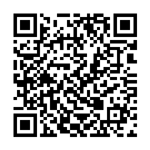 孙子轩惊讶的看着无良大叔在虚空当中显现出身形来二维码生成