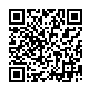 孙子轩的左手轻轻的拍着人偶的背部二维码生成