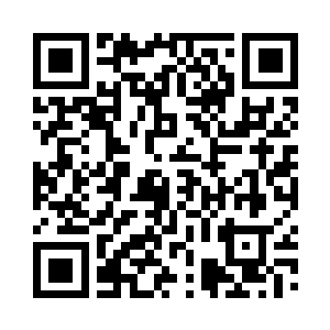 孟水根半信半疑地拿着万年青果子咬了一口二维码生成