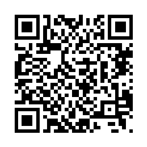 安心用棉签沾水给席慕儿擦干裂的嘴唇二维码生成