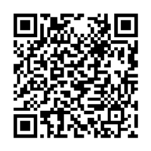 安桉和徐尚秀在教室最右边过道边上找到两个座位二维码生成