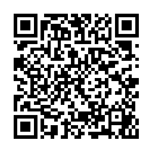 安莫尔士兵无奈地又继续趴着地上缓慢爬行前进二维码生成