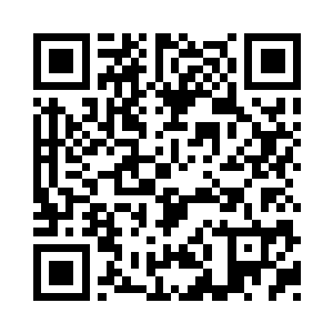 宋笛的母亲正坐在椅子上拉着女儿的手抽泣二维码生成