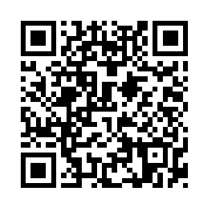 实际上是在拿手机拍那个中年女人和厨师二维码生成