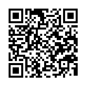 客服区的窗口上放着一个小本跟一支笔二维码生成