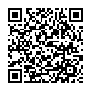 宫装的抹胸刚刚把女人高耸挺拔的一对大白兔遮住了四分之三二维码生成