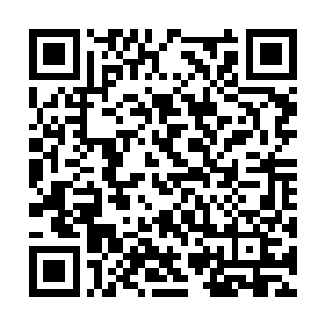 容柳身着一身蓝色的襦裙坐在其中一架脚踏纺车前二维码生成