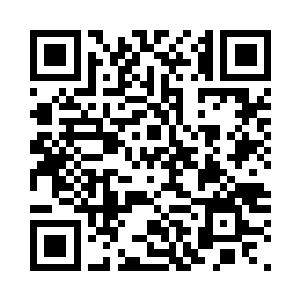 宽袍男子手中换到了两张薄薄的纸片二维码生成