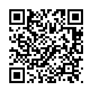 宾客在炮仗的爆炸声中进了门拱手向主家道贺二维码生成