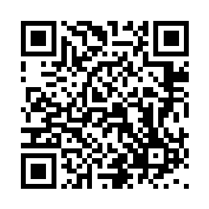 宿狸弯腰捡起地上在尘土中银光闪闪的物件二维码生成