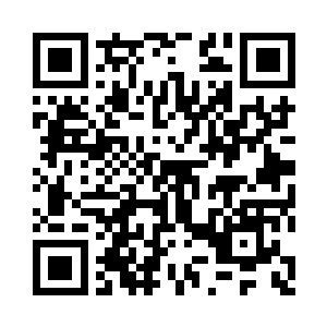 对一众大力鼓掌吹着口哨的观众挥着手二维码生成