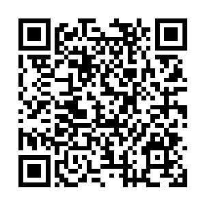 对着下面一个拿着弓箭瞄准着飞艇的家伙投了下去二维码生成