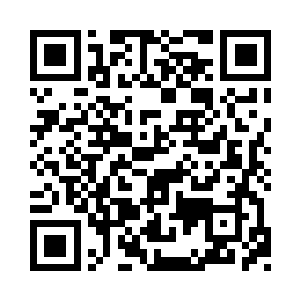 对着桌上玻璃板下压着的电话号码纸看了看二维码生成