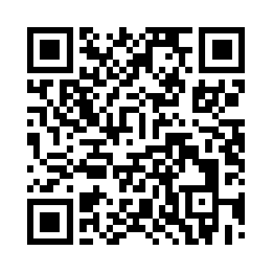 对着沙地车的引擎盖就狠狠的砸了下去二维码生成