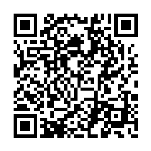 将他按在地上的少年反手啪的打了他一个小耳光二维码生成