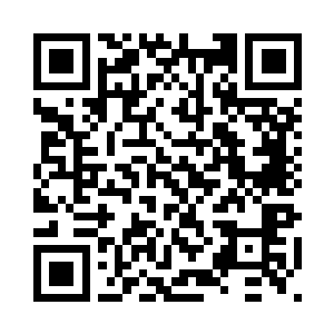 将凤血玉上手镯拿了出来放在桌子二维码生成