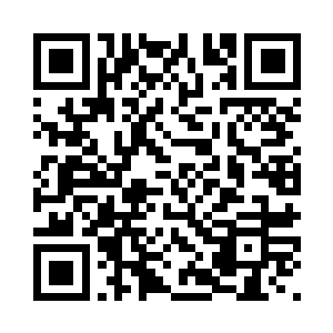 将原本圆桌两边的椅子又加了两把二维码生成