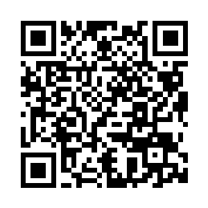 将拿来的画轴放到了旁边的沙发上二维码生成