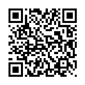 将自己背的红色运动包扔在雪地里二维码生成