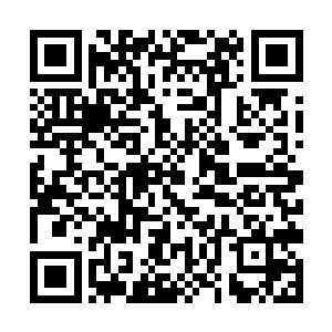 将车停在高级娱乐会所最左边的一条十字路口的方向二维码生成