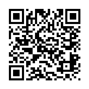 小二持伞一脸漠然飘浮在唐天身旁二维码生成