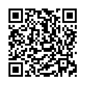 小伙子本来耷拉着的脸看到资料下面的香烟后二维码生成