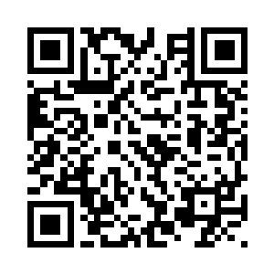 小女孩将手指向了城外的一片丛林二维码生成