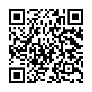 小姑娘坐在巴克旁边理了理白纱裙小声二维码生成