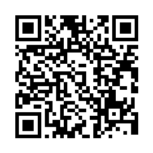 小猪蜷缩成一团缩在一个废弃机器人的下面二维码生成