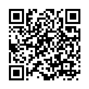 小白正在傻呵呵的清扫自己休息房间的卫生二维码生成