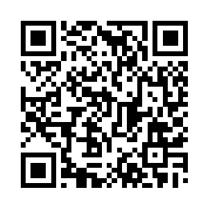 小翠和小巧也拿了绣花棚子在一旁学针线二维码生成