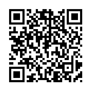 小鹃坐在底下的小杌子上绑鸡毛毽子二维码生成