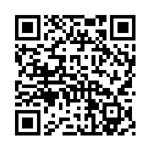 少女在勒刻昆仑红字的青石旁伫立二维码生成