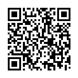 少年少女们在广场上手牵着手穿梭着二维码生成