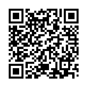 少年气哼哼地看着眼前娇笑怡然的少女二维码生成