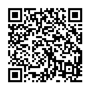 尤里•艾克斯在装甲车上收到了来自全世界各地的最新坏消息二维码生成