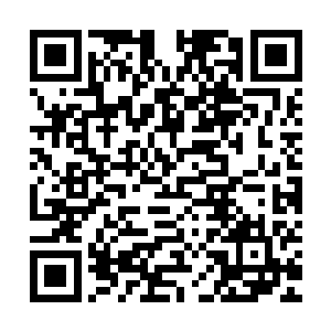 就仿佛是小情侣在打情骂俏似的……幸好这里只有他们两个人在二维码生成