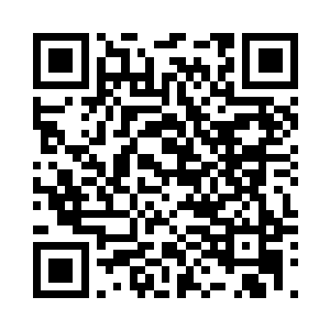 就在他们身边坐着的这个娇小的女人二维码生成