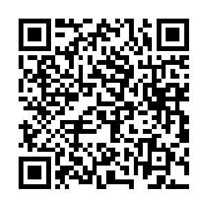 就在这时一名看上去是新人营业员的女孩来到了夏天的面前二维码生成